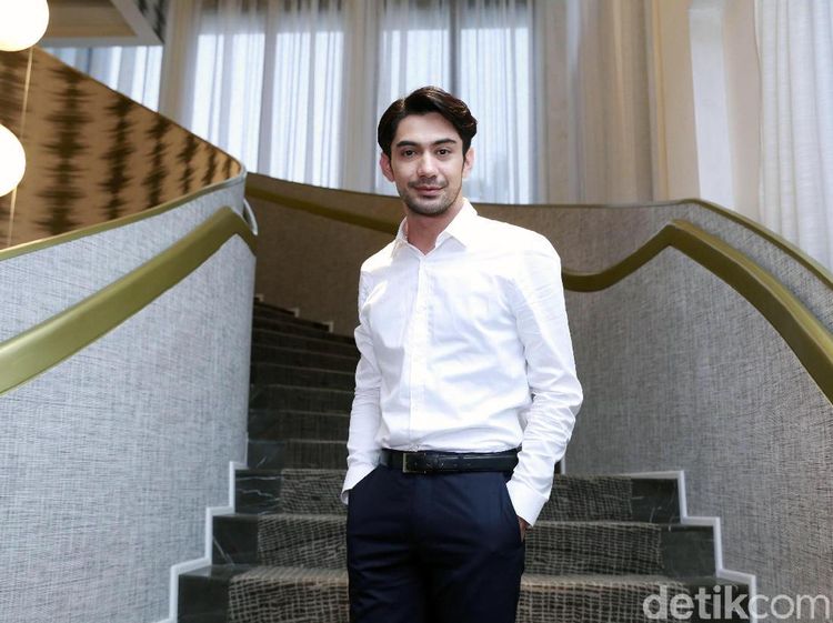 Gaya Kece Reza Rahadian dengan Kemeja Putih