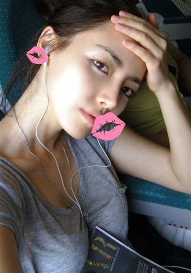 Lee Nayeong diketahui mengajar di sebuah sekolah menengah khusus pria. Memiliki paras cantik dan tubuh langsing bak bintang K-Pop, dia pun selalu diserbu para murid saat sedang ada kegiatan di luar kelas. Foto: Dok. Koreaboo