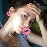 Lee Nayeong diketahui mengajar di sebuah sekolah menengah khusus pria. Memiliki paras cantik dan tubuh langsing bak bintang K-Pop, dia pun selalu diserbu para murid saat sedang ada kegiatan di luar kelas. Foto: Dok. Koreaboo