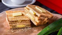 Singapura punya roti panggang enak. Di Ya Kun Kaya Toast, Traditional Kaya Toast berupa 4 tangkup roti dengan baluran selai srikaya dan potongan mentega. Varian rasa lainnya ada Cheese Toast with Choco, Butter Sugar Toast, hingga Ice Cream Toast. Foto: Instagram ardent