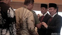 Para pejabat BNPB menyalami keduanya usai sertijab.