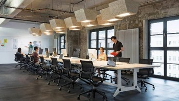 Ini ruang kerja yang didesain secara terbuka atau open space. Foto: Office Lovin