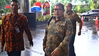 Kedatangan Aher berkaitan dengan pemanggilan penyidik KPK terkait kasus suap perizinan Meikarta.