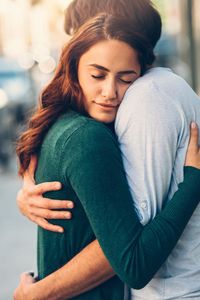 8 Jenis Pelukan yang Menunjukkan Makna Hubungan Kamu