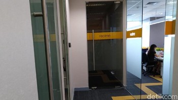 Logo Realme pun tampak terpampang di pintu-pintu (Foto: detikINET/Muhamad Imron Rosyadi)