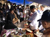 Aksi Seru Anies Baswedan Jajan Ketan Susu Kemayoran dan Beli Nasi Uduk Bareng Jokowi