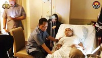 Kapolri Jenderal Tito Karnavian sempat menjenguk Ustaz Arifin Ilham. Tito mendoakan kesembuhan pimpinan Ponpes Az Zikra itu (Instagram @divisihumaspolri)