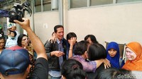 Mereka memeluk kedua orang tua Noven, Yohanes Bosco Wijanarko dan Cornelia Lucia. (Foto: Mukhlis Dinillah-detikcom)