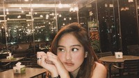 Salshabilla kerap membagikan momen kulineran pada 8,4 juta followers-nya di Instagram. Ia pun terlihat sering mampir bersantai di kafe. Foto: Instagram salshabillaadr