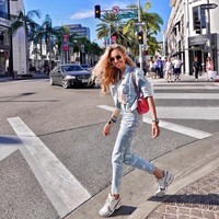 Bagaimana menurutmu dengan gaya kasual Diana yang memakai jaket denim, jeans dan sneakers ini? Foto: Instagram @diana_yekdokimova