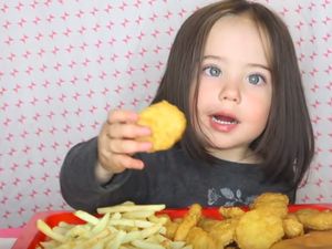 Gemas! Gadis Cilik Bermata Indah Ini Jadi Sorotan Karena Mukbang Nugget