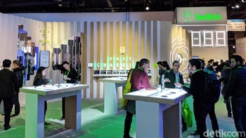 Booth Belkin memberikan tempered glass gratis berikut pemasangannya. (Foto: Adi Fida Rahman/detikINET)