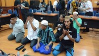Warga Jember yang hadir di mediasi itu tidak kuasa menahan haru atas kesepakatan tersebut. Mereka pun langsung sujud syukur.