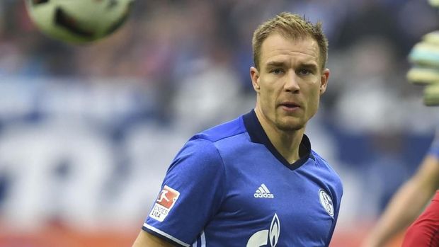 Holger Badstuber memiliki tanda bekas luka kecil di pipinya. (