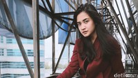 Nadya tampil kasual dengan jaket dan celana hitam serta sneaker putih.