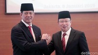 Letjen TNI Doni Monardo melakukan salam komando bersama Laksda Willem Rampangile usai serah terima jabatan.