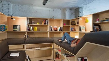 Salah satu ruang untuk rileks sekaligus membaca buku yang disediakan. Foto: Office Lovin