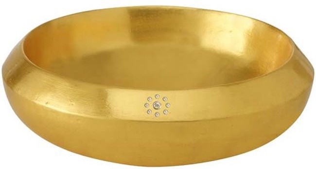 Wastafel dari LE&G ini dijual USD 80,000 atau sekitar Rp 1,1 miliar. Wastafel bernama Blido Sink ini terbuat dari aluminum yang dilapisi emas 24 karat. Selain itu di bagian depannya tersemat sembilan berlian. Foto: Dok. Luxury Launches