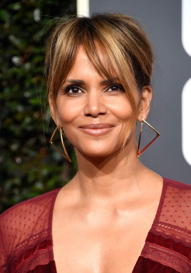 Halle Berry percaya keberadaan alien dan yakin kalau manusia akan segera bertemu dengan makhluk selain di bumi. Saya tidak percaya kalau kita satu-satunya spesies yang eksis. Mungkin perlu 20 tahun lagi untuk bertemu kehidupan dalam bentuk lain itu, tapi menurut saya mereka ada di luar sana, paparnya. Foto: Getty Images