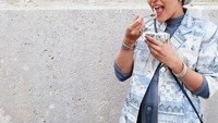 Kalau lihat gayanya memakan es krim ini, pasti nggak akan ada nyangka kalau Dina sudah punya dua anak. Karena Dina sudah menikah dengan graphic designer, Sid Kaan di tahun 2013. Foto: Instagram dinatokio