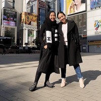 Selain coat dan sepatu boots, andalan Laudya Cynthia Bella untuk berlibur di musim dingin adalah syal. Ia memakai syal yang sama dengan Zaskia Sungkar. Foto: Instagram/LaudyaCynthiaBella