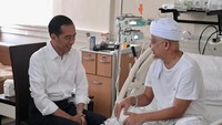 Jokowi menjenguk Ustaz Arifin Ilham di RSCM Kencana, Jakarta Pusat pada Rabu (9/1) sekitar pukul 08.07 WIB. Kunjungan tidak berlangsung lama. Pada pukul 08.20 WIB, Jokowi meninggalkan RSCM. 