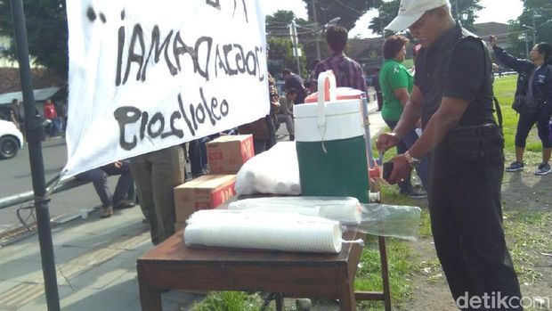 Ada kopi yang disediakan gratis untuk peserta aksi. 