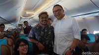 Direktur Utama Garuda Indonesia, Ari Ashkara juga ikut menyapa penumpang (Shinta/detikTravel)