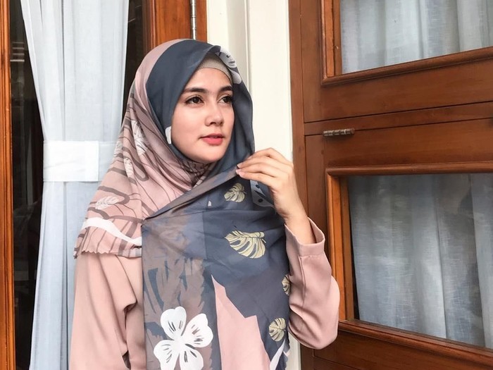 Istri Rifky Balweel berhijab. Foto: Instagram/bibyalraen13 Istri Rifky Balweel berhijab. Foto: Instagram/bibyalraen13