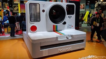 Ada kamera Polaroid raksasa. (Foto: Adi Fida Rahman/detikINET)