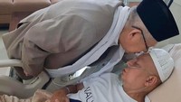 Cawapres Maruf Amin menjenguk Ustaz Arifin Ilham pada Selasa (8/1). Berdasarkan foto dari Instagram resmi Jokowi-Maruf Amin, Ketum MUI itu sempat mencium kening Ustaz Arifin Ilham (Instagram jokowi.amin)