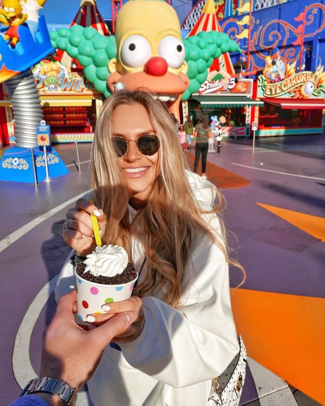 Jika kamu ingin melihat berbagai negara di dunia, kamu bisa lihat Instagram Diana Yevdokimova. Ia suka bepergian keliling dunia. Paris, Jerman, New York, Italia telah dikunjungi Diana untuk menikmati liburan mewahnya. Foto: Instagram @diana_yekdokimova