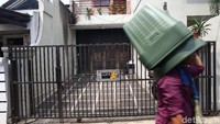 Kejadian itu awalnya diketahui sopir Laode yang melihat ada botol minyak tanah di lantai 2. Namun sumbu api sudah mati saat itu.