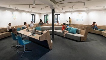 Kalau ini ruang rapat yang didesain menarik dan nyaman. Foto: Office Lovin