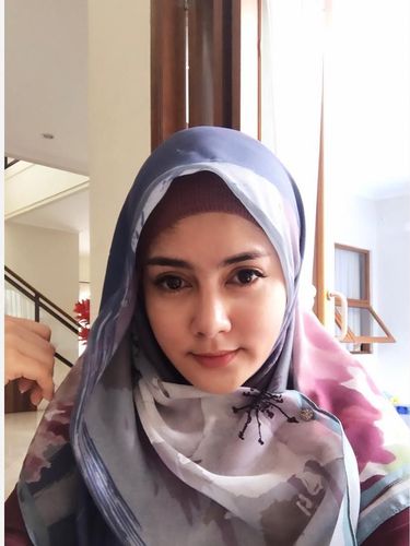 Istri Rifky Balweel Berhijab, Ini Gayanya yang Bikin Adem