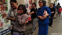 Tangis kerabat dan keluarga yang menunggu di rumah duka seketika pecah melihat Noven sudah terbaring di peti mati bercat putih. (Foto: Mukhlis Dinillah-detikcom)