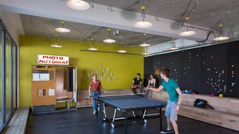 Salah satu alternatif pegawai jika sedang rehat dari pekerjaan adalah bermain ping pong di sini. Foto: Office Lovin