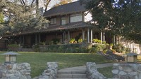 Salah satu spot yang digemari buat berfoto adalah anak tangga di sisi luar rumah (Google Maps)