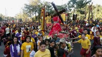 Dalam prosesi tersebut sebuah patung kayu Yesus Kristus yang diketahui dibawa oleh misionaris dari Meksiko dibawa berkeliling ibu kota Manila. Reuters/Soe Zeya Tun.