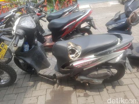 Kondisi motor yang terlindas mobil