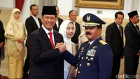 Doni Monardo melakukan salam komando dengan Panglima TNI Marsekal Hadi Tjahjanto.