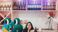 Lebih gemas mana nih? Pose duck face wanita 18 tahun ini atau interior restoran yang gemesin banget? Foto: Instagram salshabillaadr