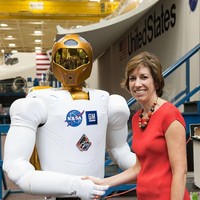 Insinyur dan mantan astronot Ellen Ochoa adalah wanita Hispanik pertama yang terbang ke luar angkasa. Karenanya ia menjadi panutan dan inspirasi bagi sesama. Ellen pun berkontribusi besar dalam menciptakan sistem optikal untuk proses penyebaran informasi. Prestasi wanita tersebut telah menerima banyak pengharagaan, termasuk Exceptional Service Medal dari NASA. Foto: NASA