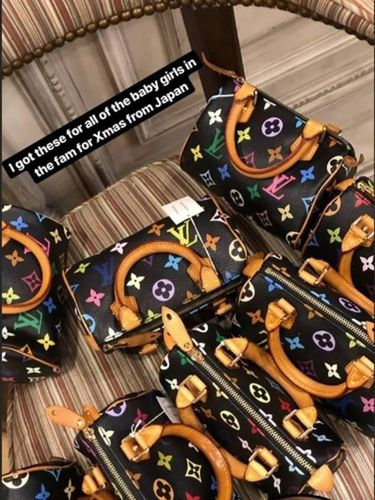 Kim Kardashian Hadiahi Anak & Keponakan Tas Mewah Senilai Rp 60 Juta