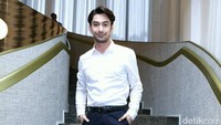 Reza Rahadian memiliki pesona yang membuat para wanita jatuh hati. Jarang sekali ia gagal tampil menawan di setiap kesempatan.  Foto: Ismail/detikFoto