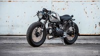 Di dunia modifikasi, Honda Monkey masih jarang digarap. Namun sebuah rumah modifikasi di Thailand, K-Speed menambah aura balap pada Honda Monkey dengan memasangkan jubah klasik bergaya Cafe Racer. Foto: pool (bikeexif)