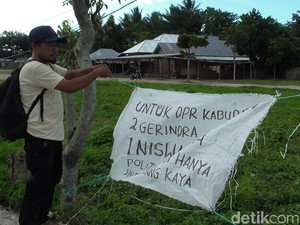 Unik, Caleg Gerindra Asal Gorontalo Pakai Karung buat Baliho