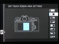 Area touchscreen bisa dibatasi saat mengunakan jendela bidik. Tujuannya supaya tidak tersentuh dan tidak sengaja mengganti area fokus/setting kamera.