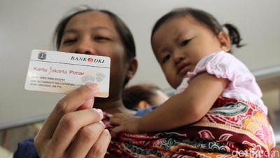 Bawa KJP, Warga DKI Ramai-ramai Antre Sembako Murah