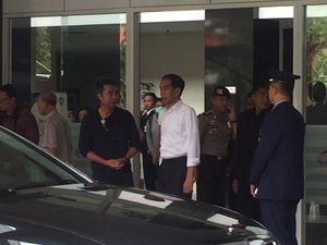 Momen Jokowi Jenguk Ustaz Arifin Ilham